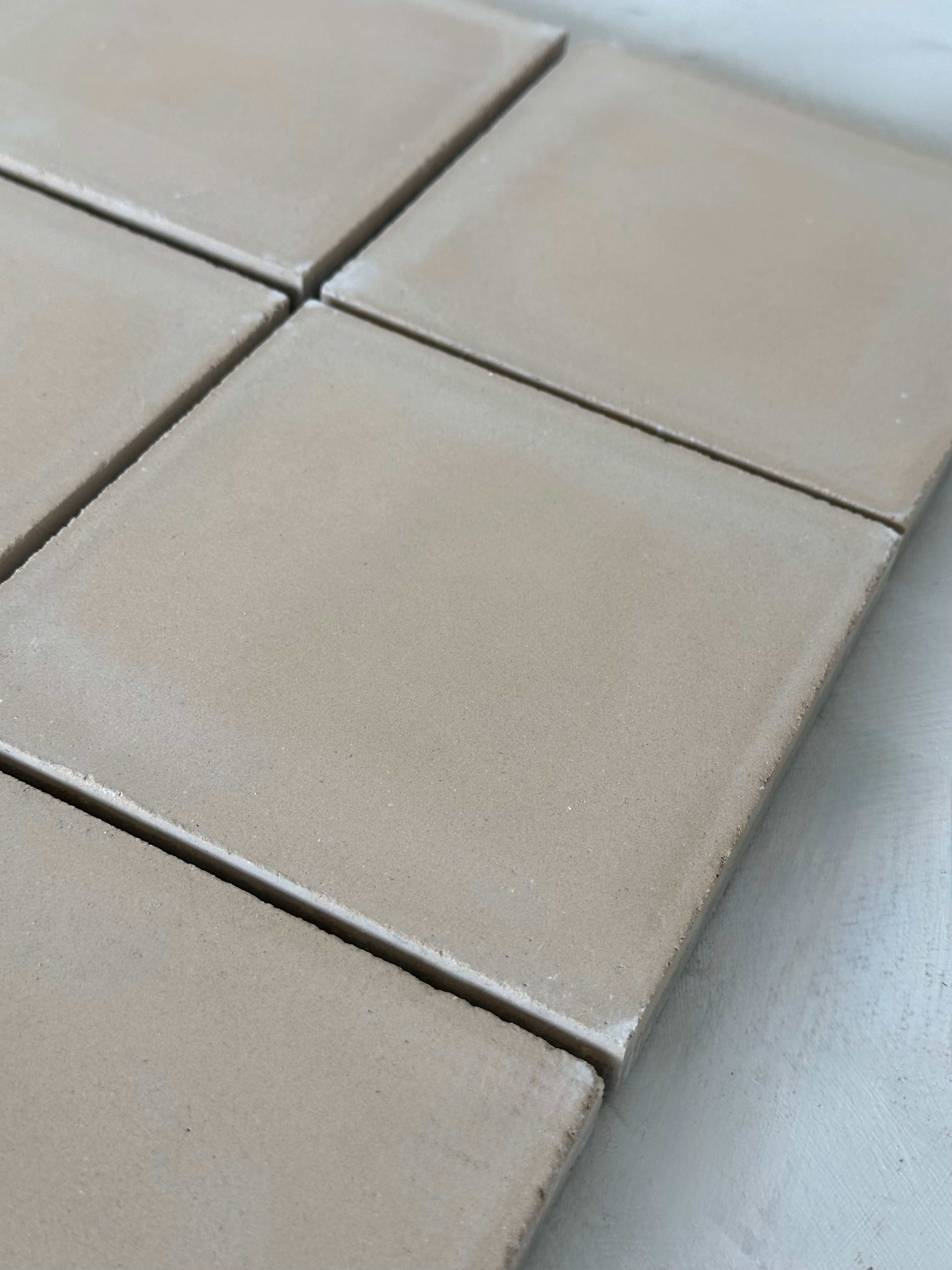 Boîte de carreaux de ciment uni