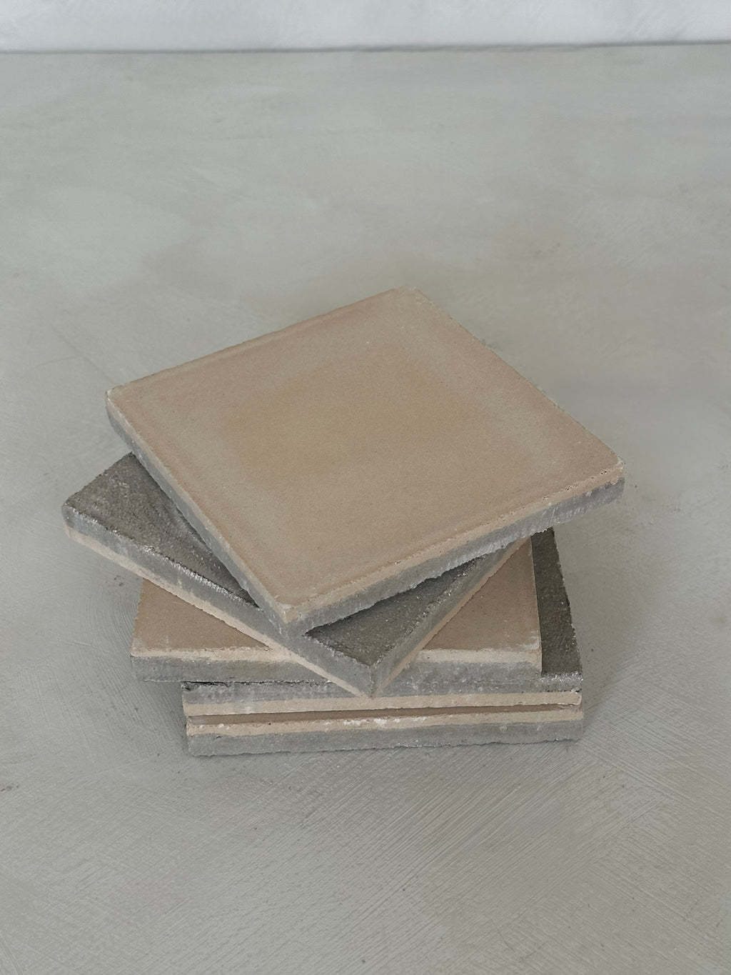 Boîte de carreaux de ciment uni