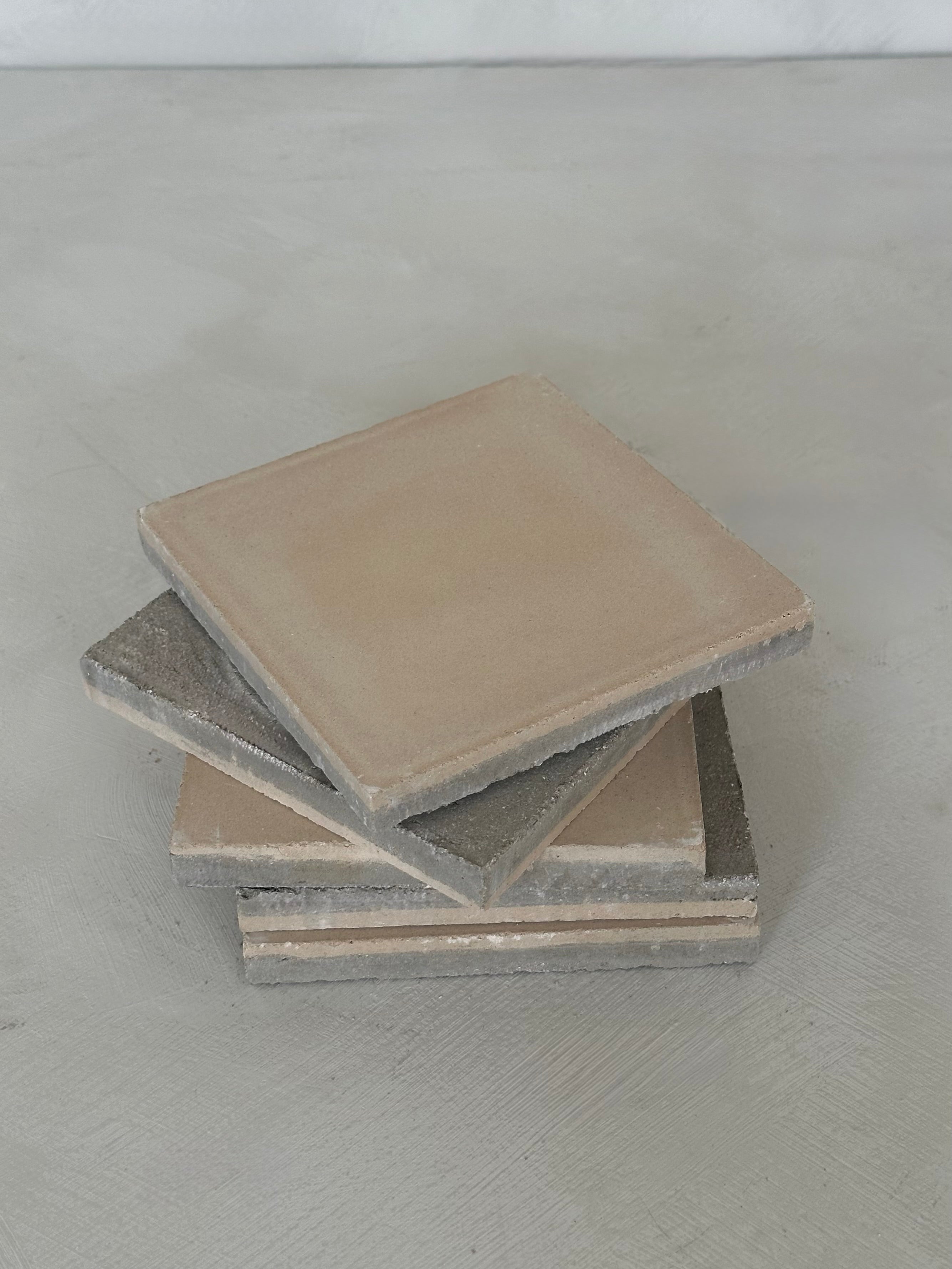 Boîte de carreaux de ciment uni