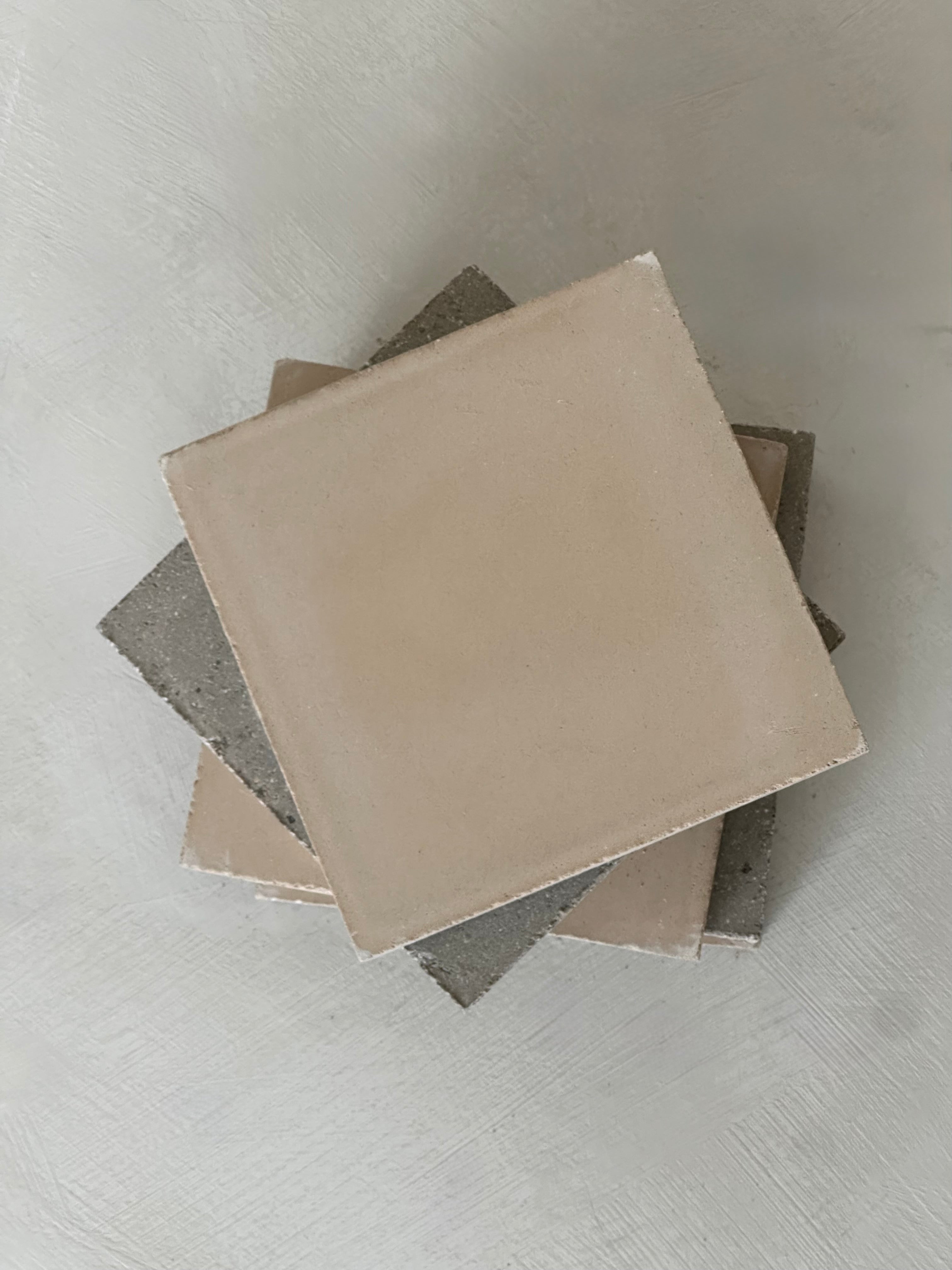 Boîte de carreaux de ciment uni