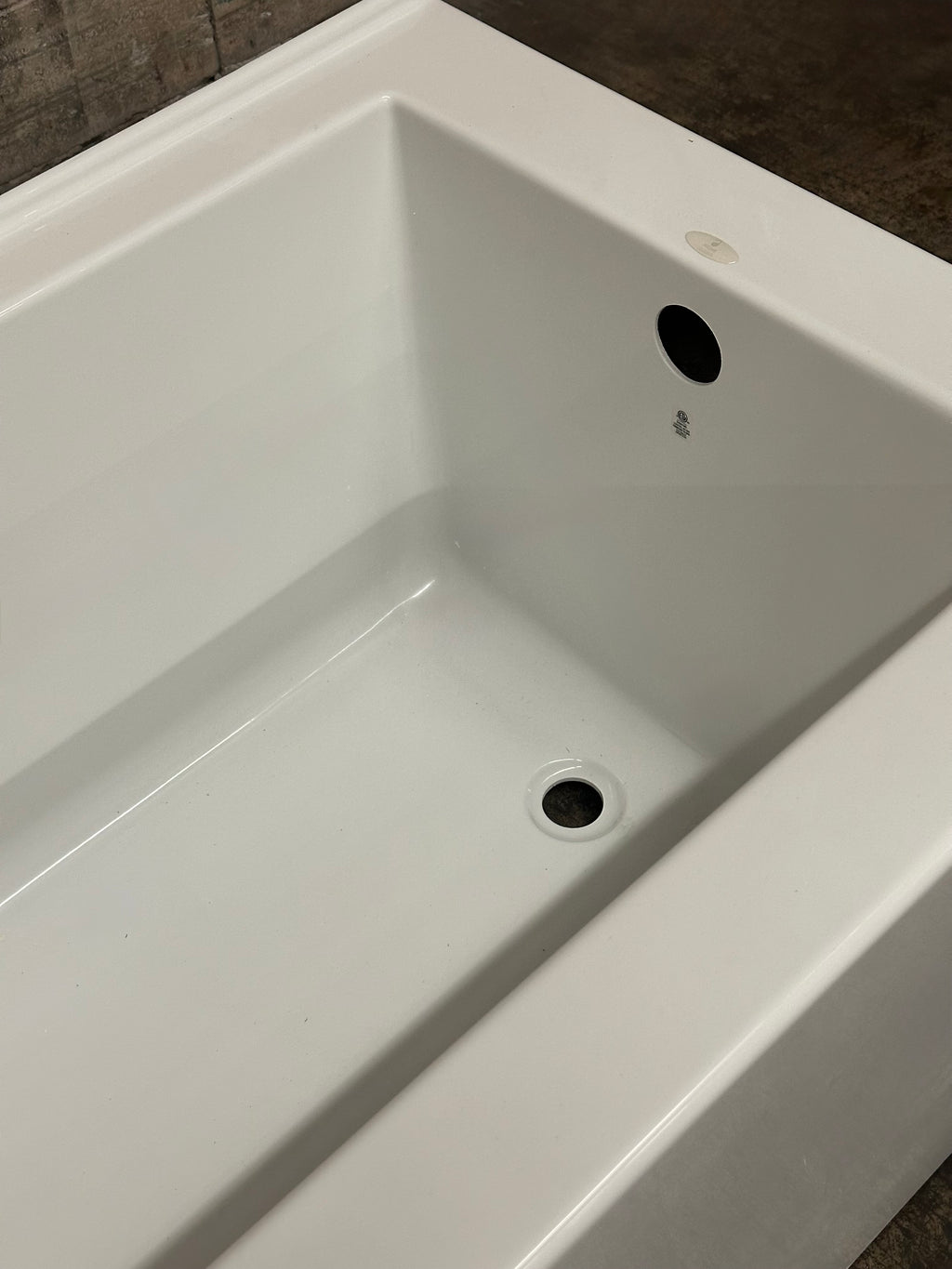Baignoire encastrée Flory de Colt 66 po, drain à droite