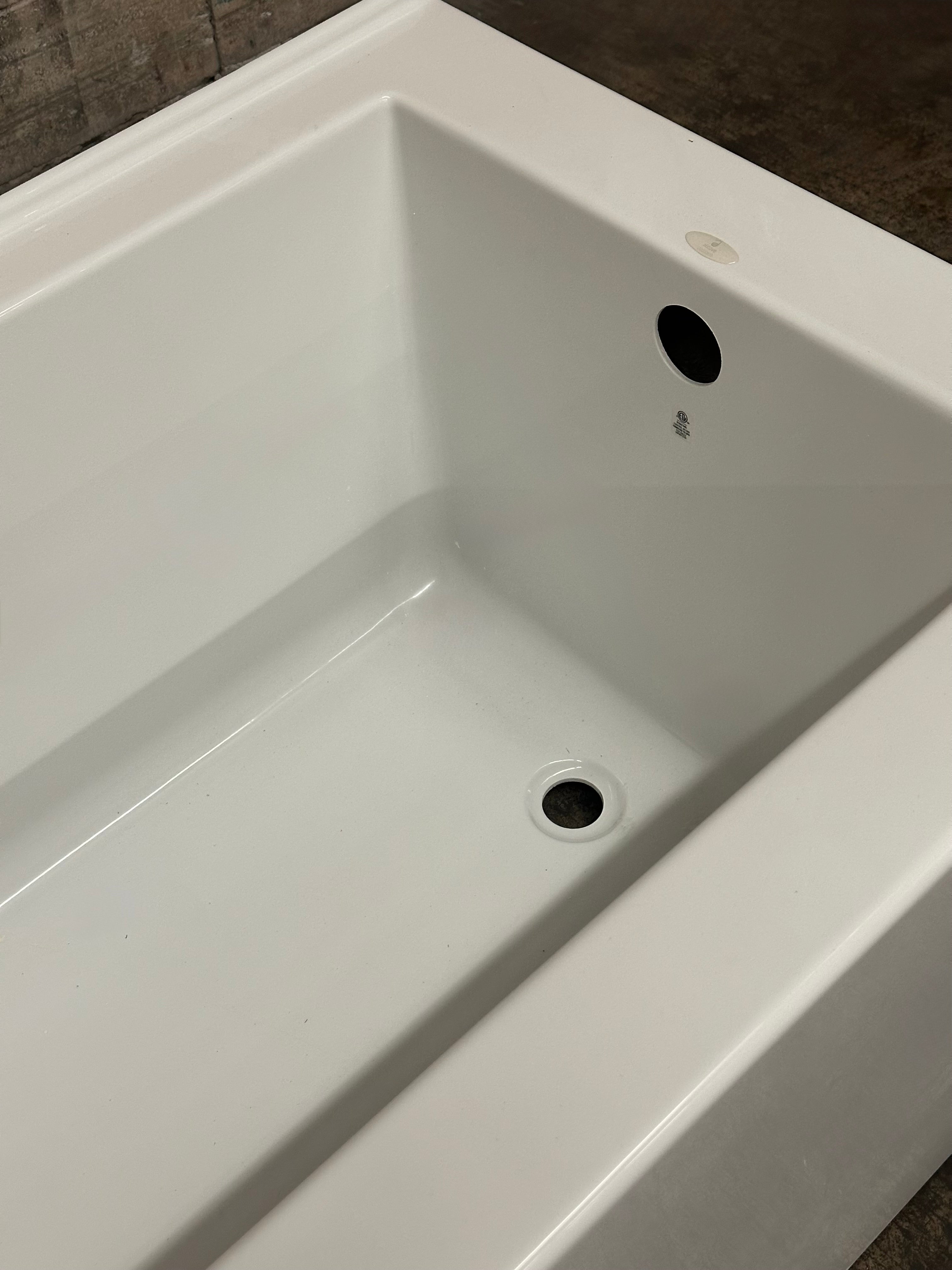 Baignoire encastrée Flory de Colt 66 po, drain à droite