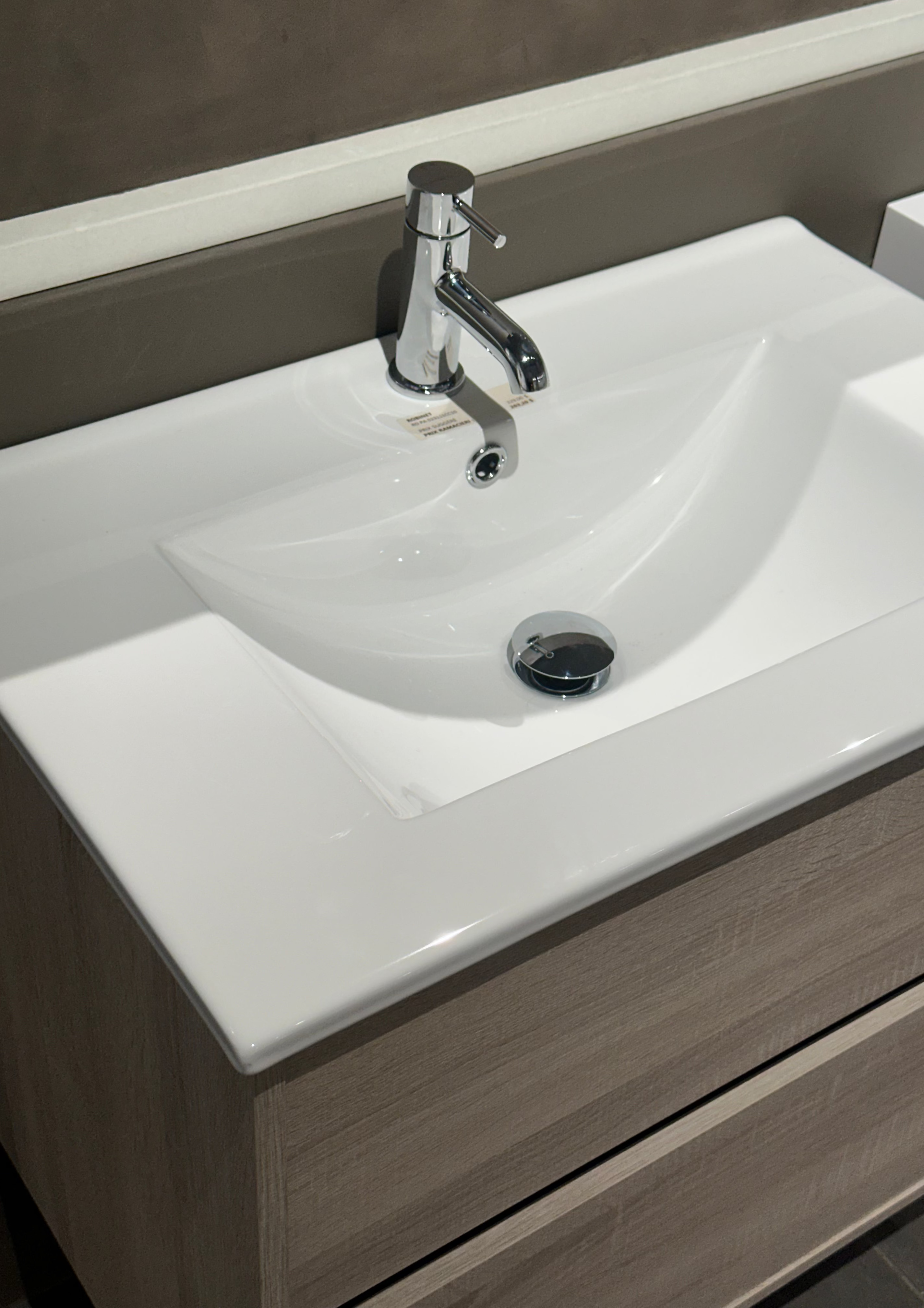Ensemble de vanité simple et robinet