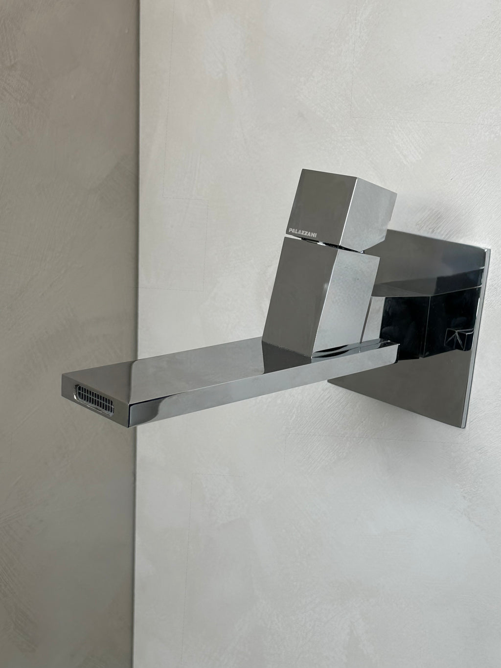 Robinet mural chrome