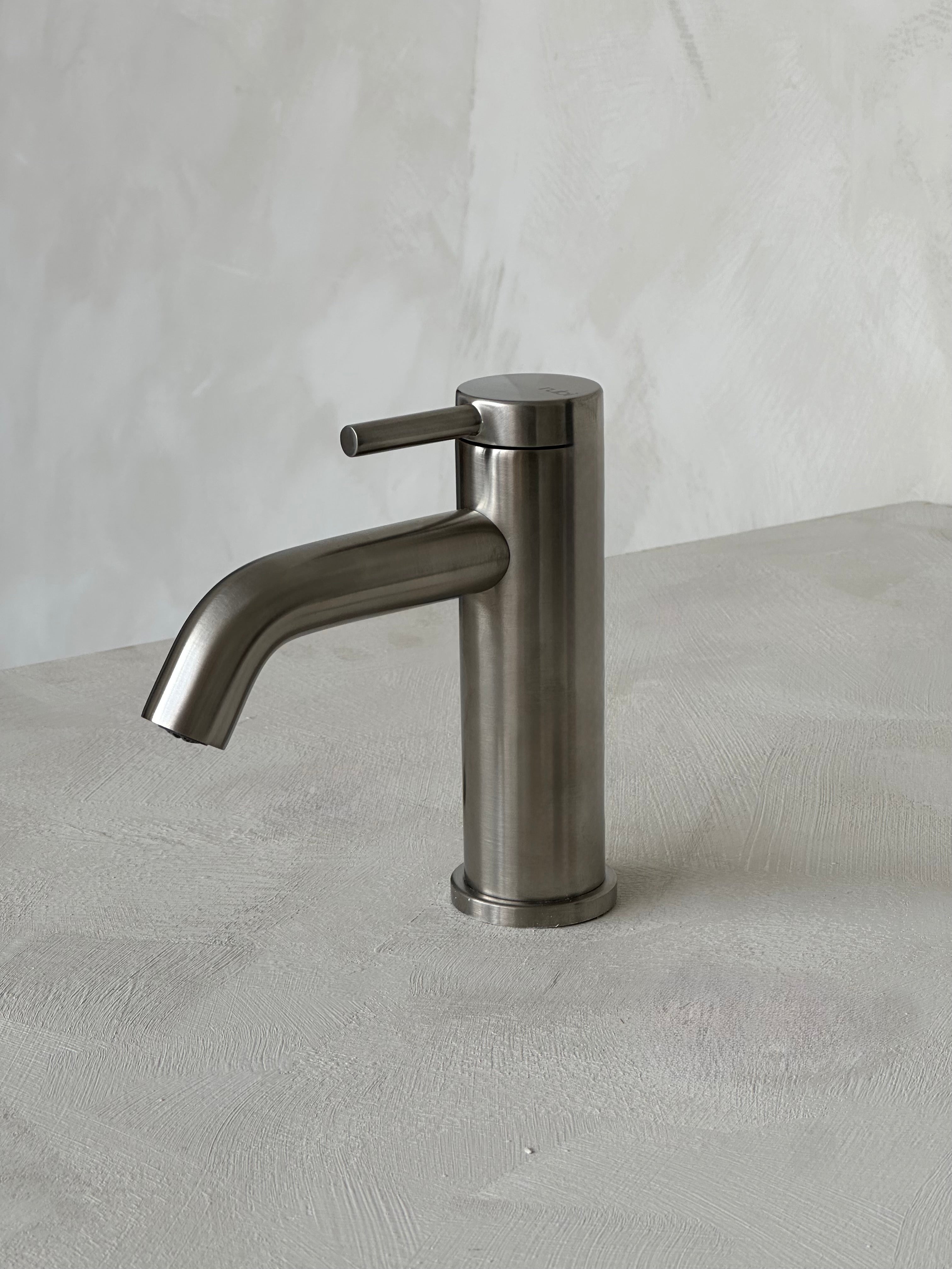 Robinet de lavabo, Inox