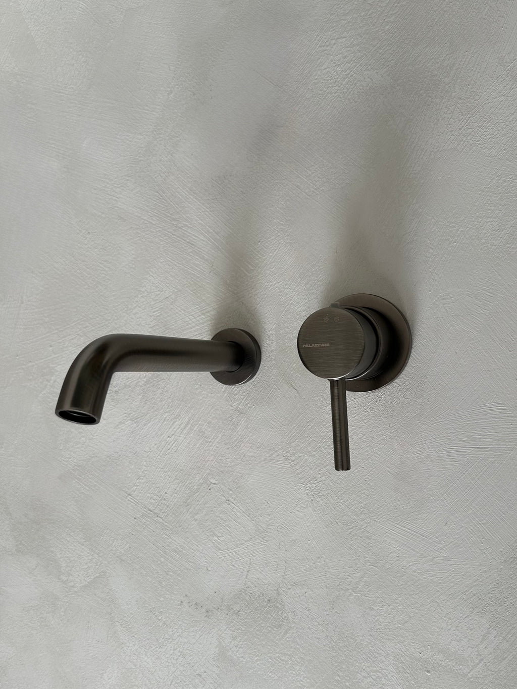 Robinet mural, Brushed Dark Nickel