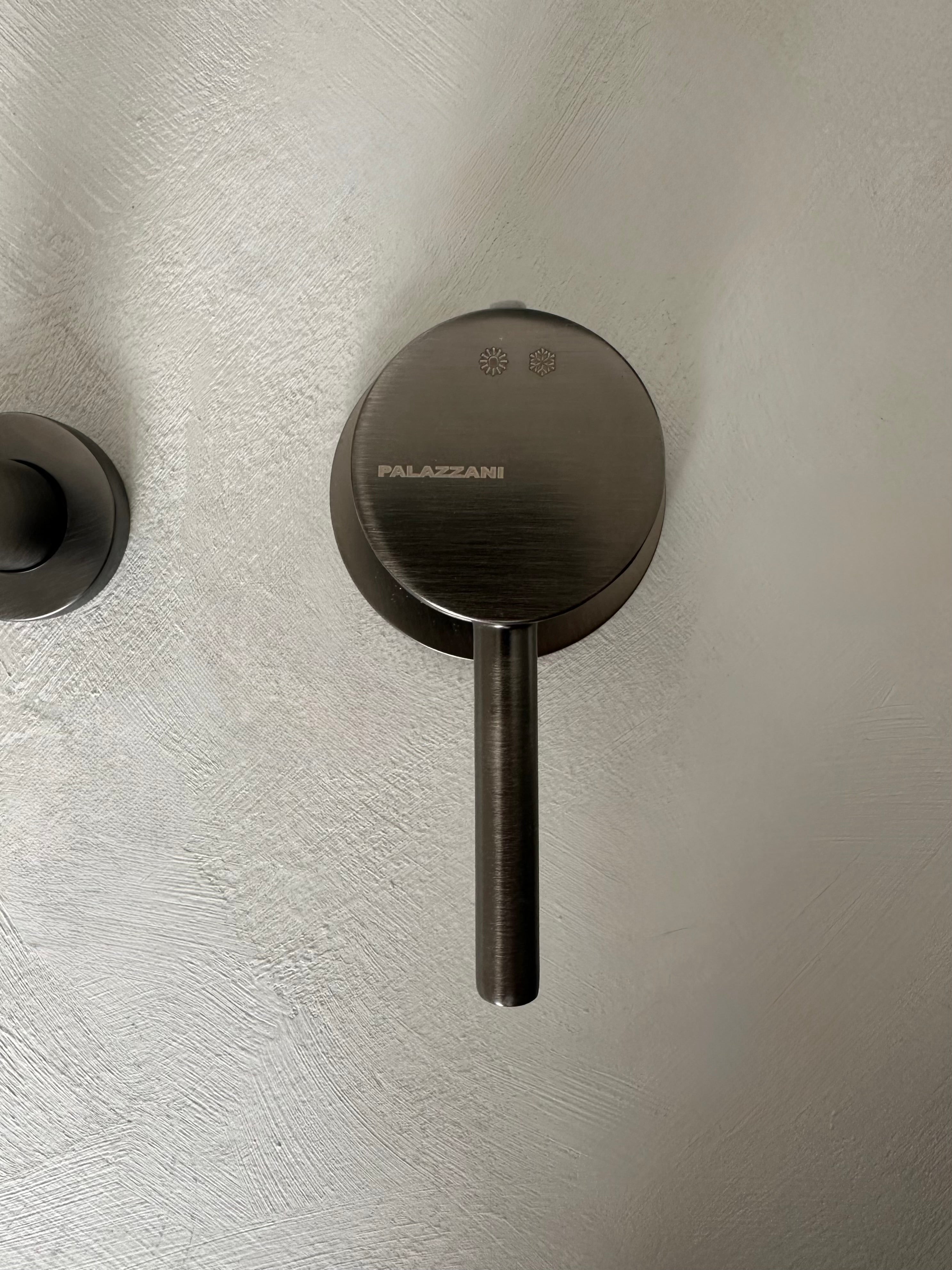 Robinet mural, Brushed Dark Nickel