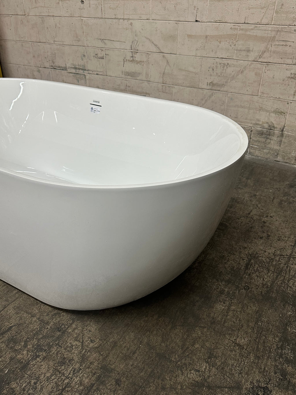 Freestanding bathtub