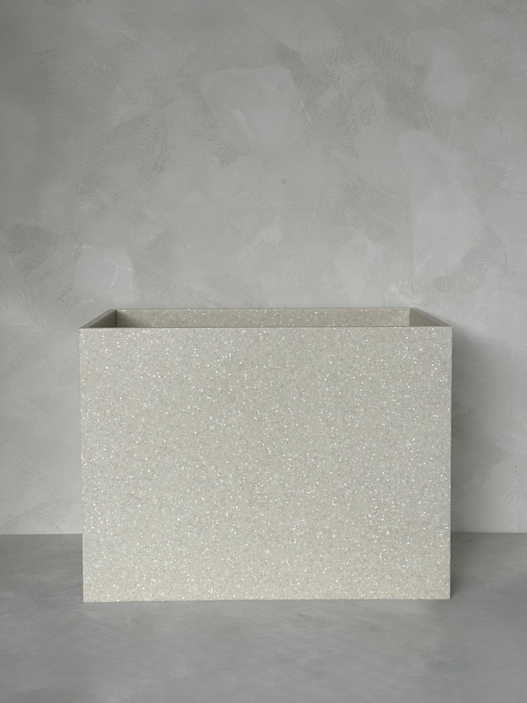 Lavabo beige avec drain dissimulé