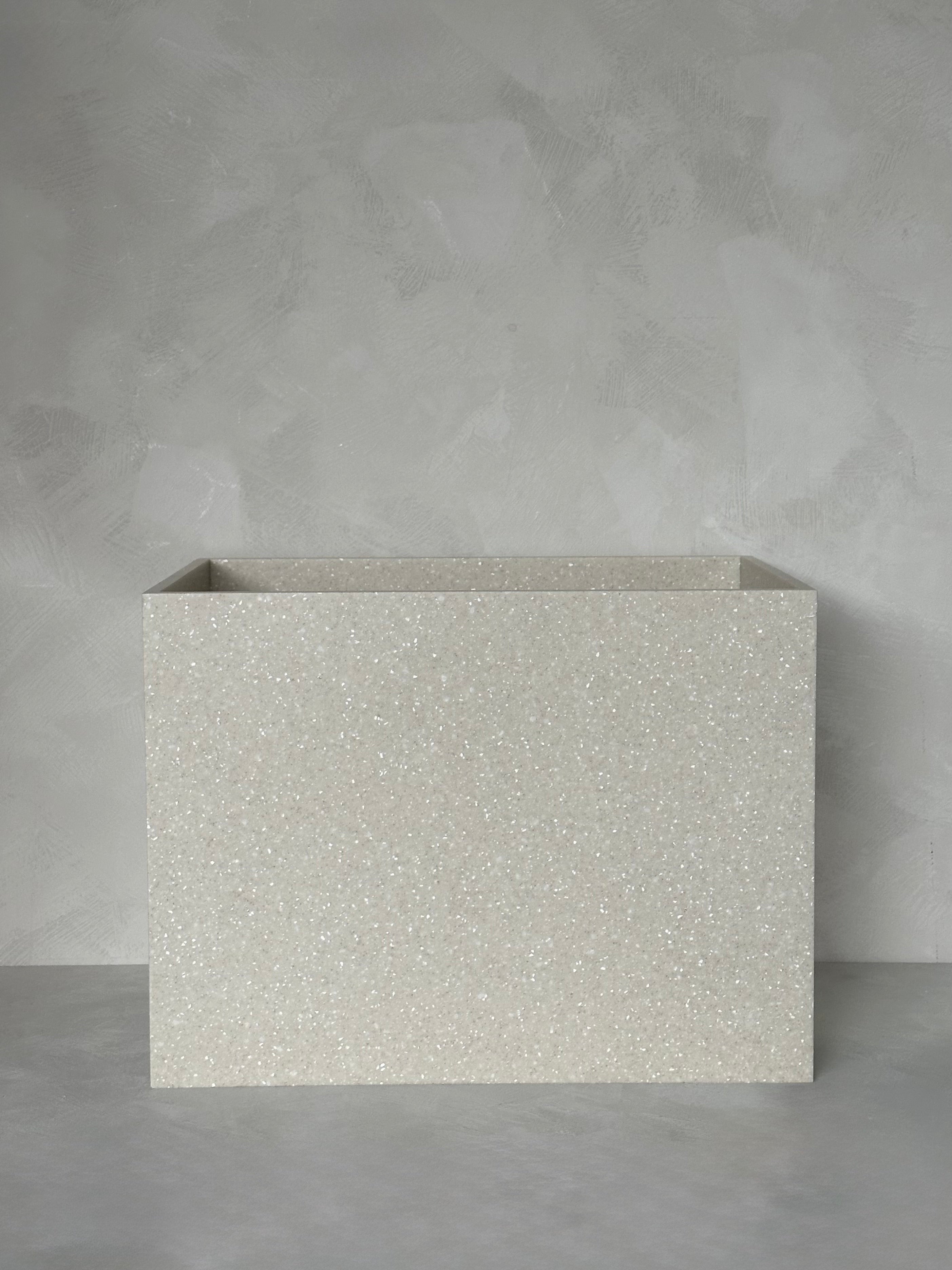 Lavabo beige avec drain dissimulé