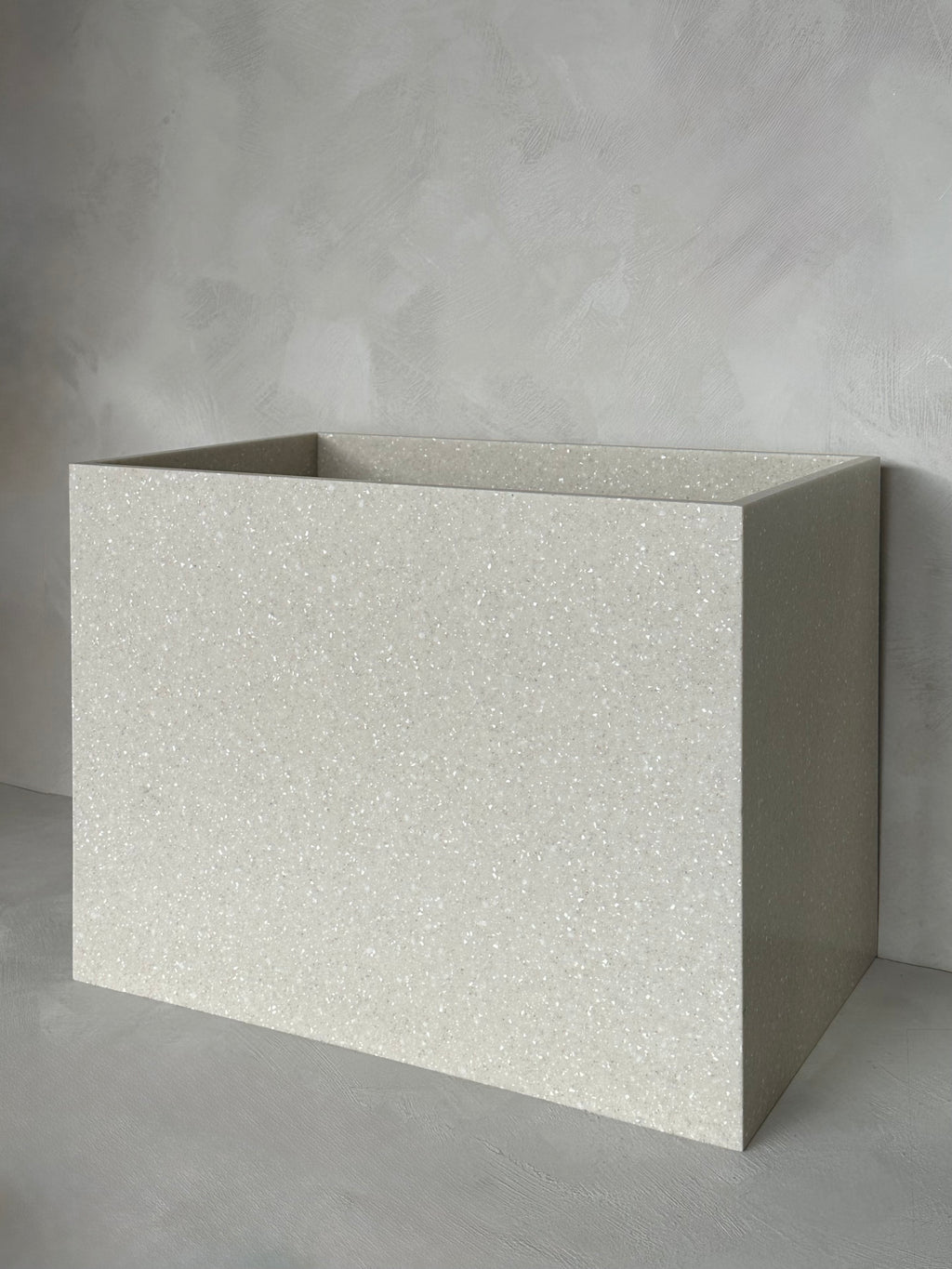 Lavabo beige avec drain dissimulé