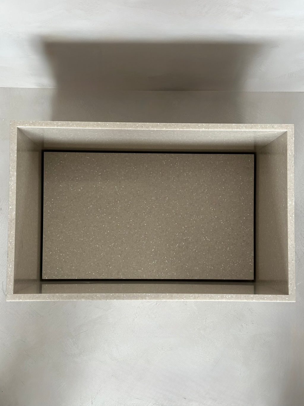 Lavabo beige avec drain dissimulé