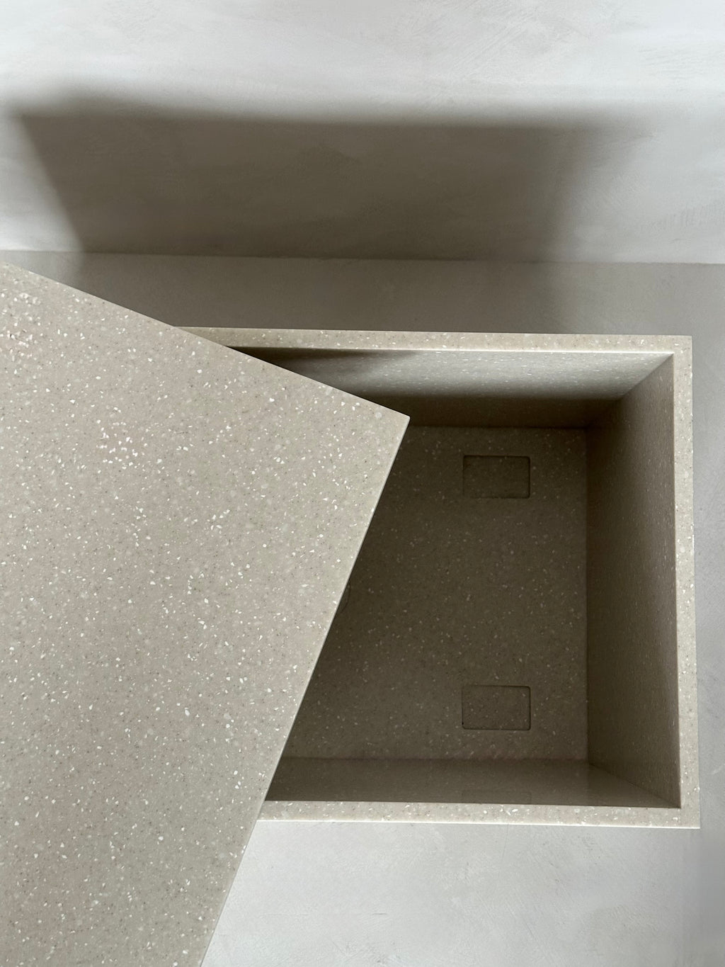 Lavabo beige avec drain dissimulé