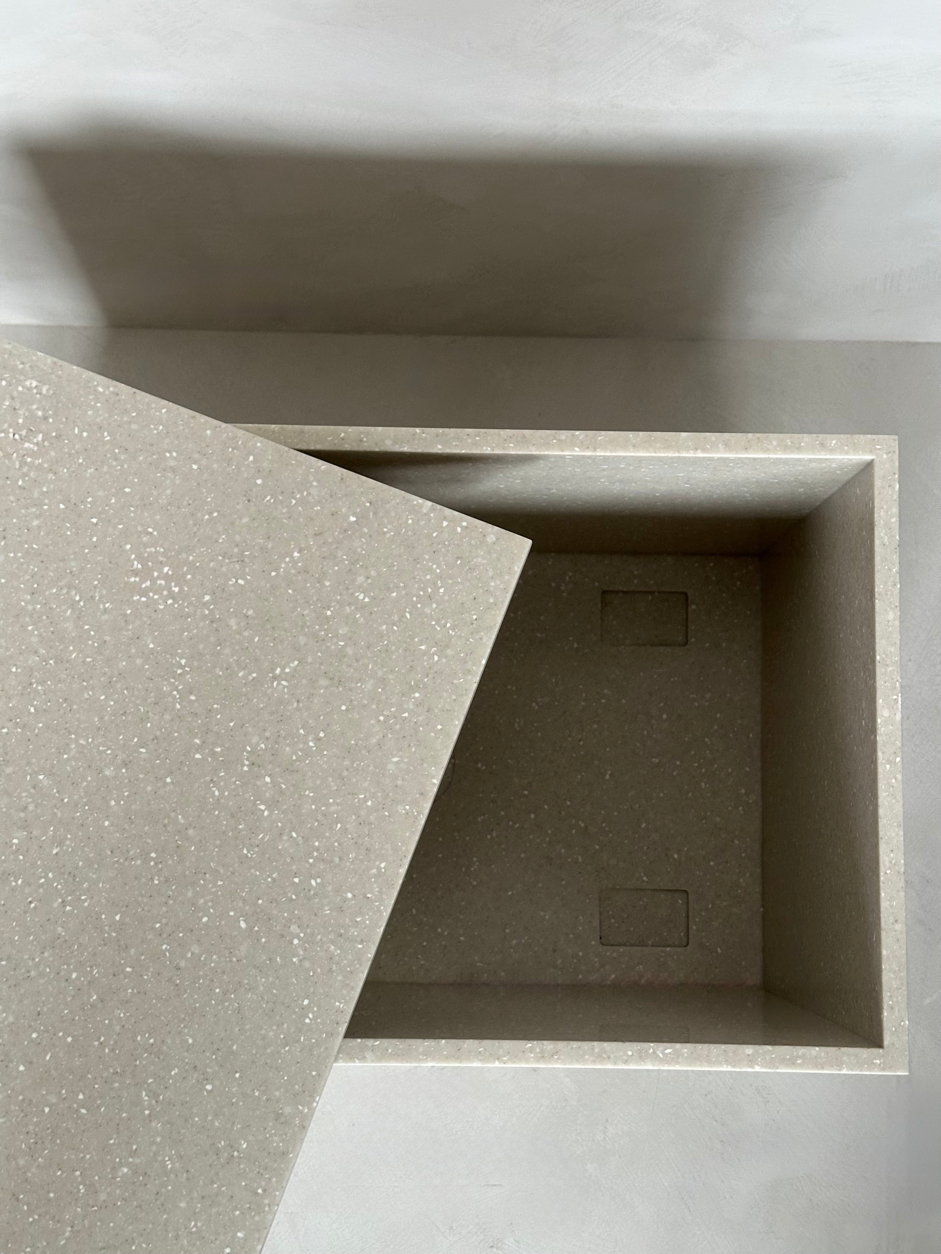 Lavabo beige avec drain dissimulé