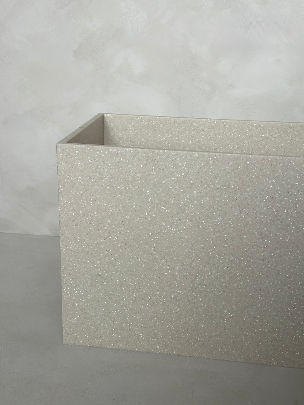 Lavabo beige avec drain dissimulé