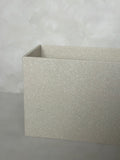 Lavabo beige avec drain dissimulé