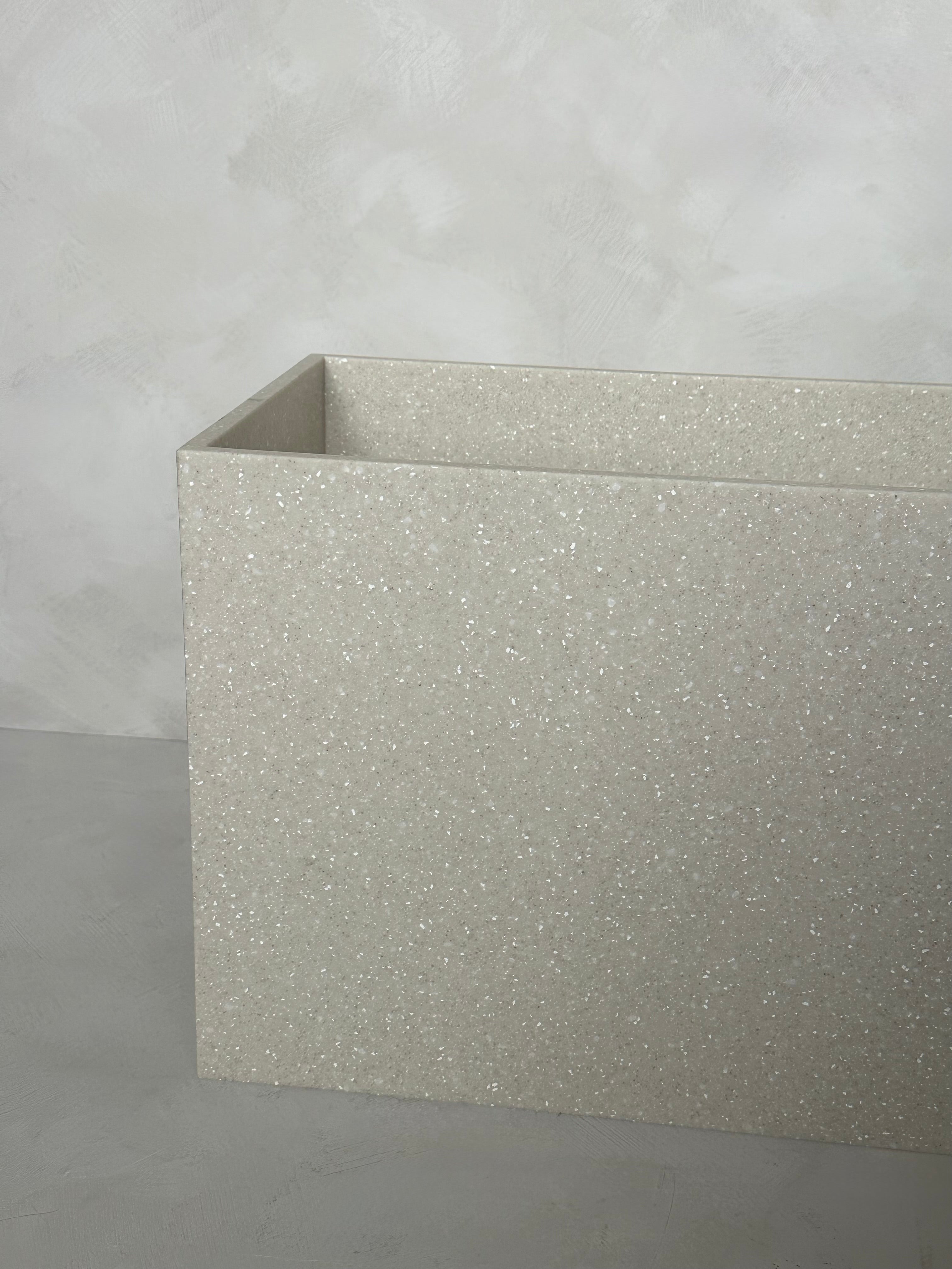 Lavabo beige avec drain dissimulé
