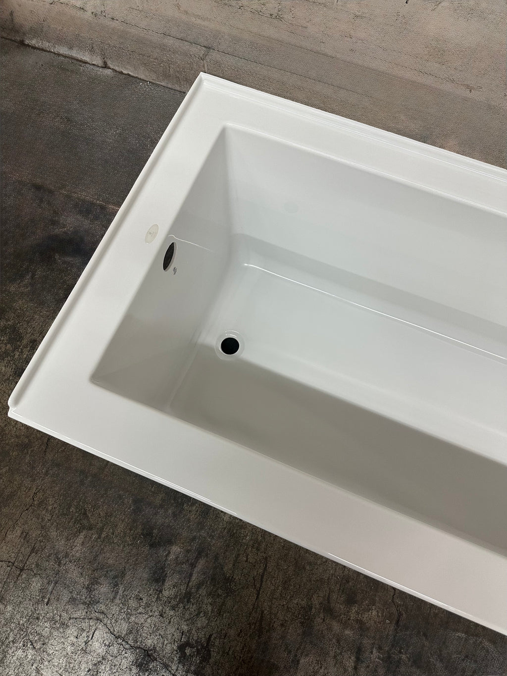 Baignoire encastrée Flory de Colt 66 po, drain à gauche