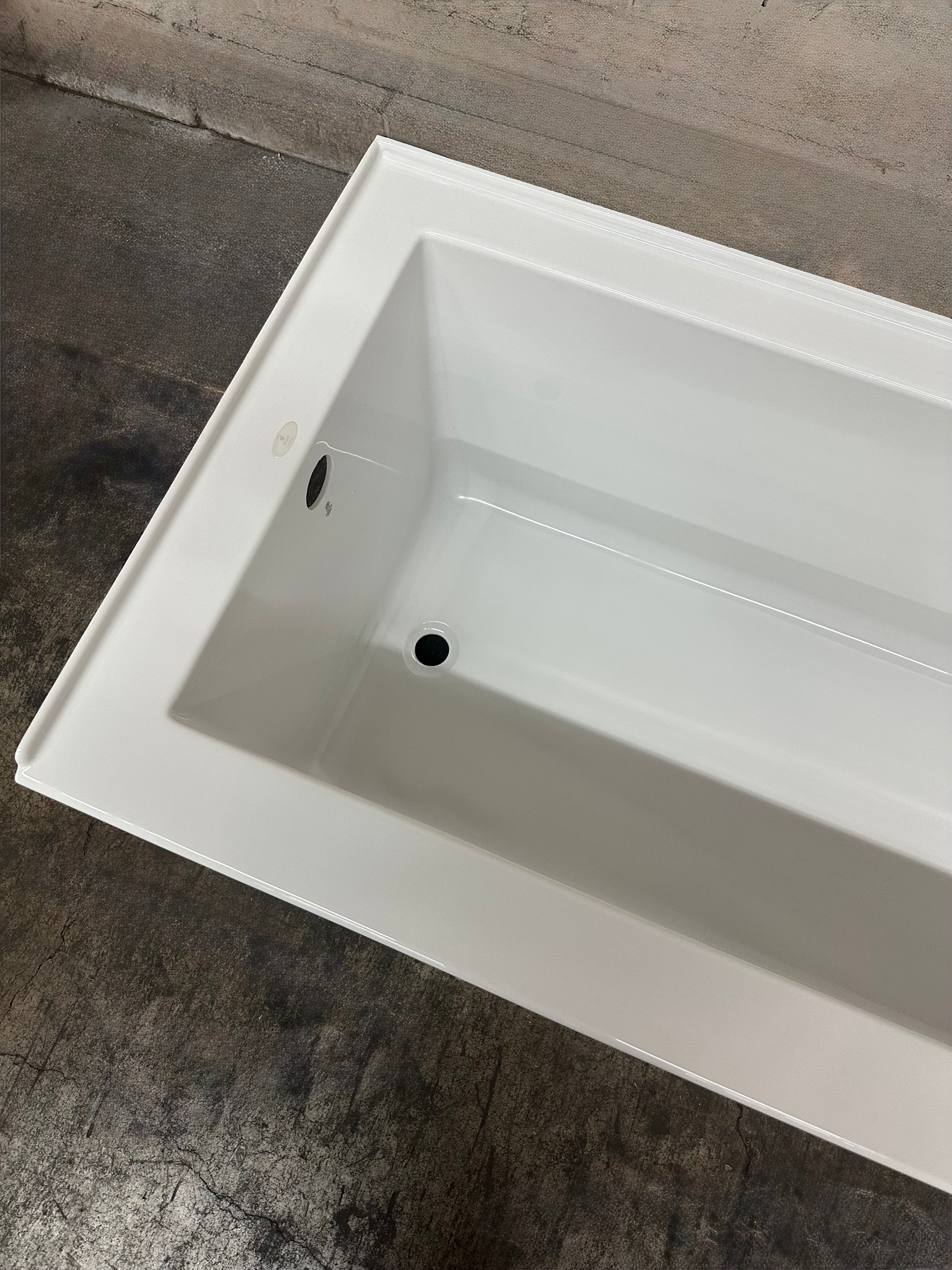 Baignoire encastrée Flory de Colt 66 po, drain à gauche