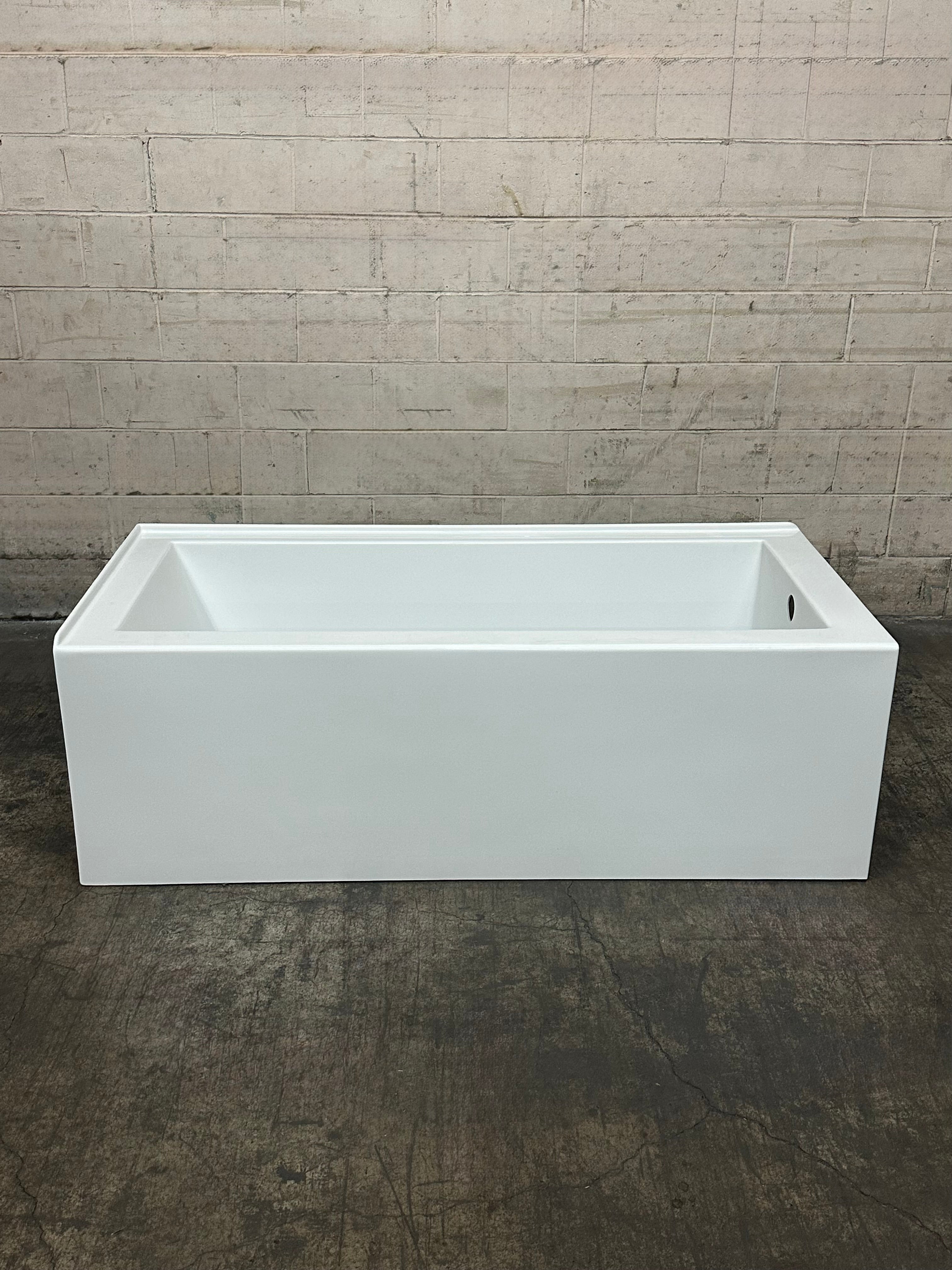 Baignoire encastrée Flory de Colt 66 po, drain à droite