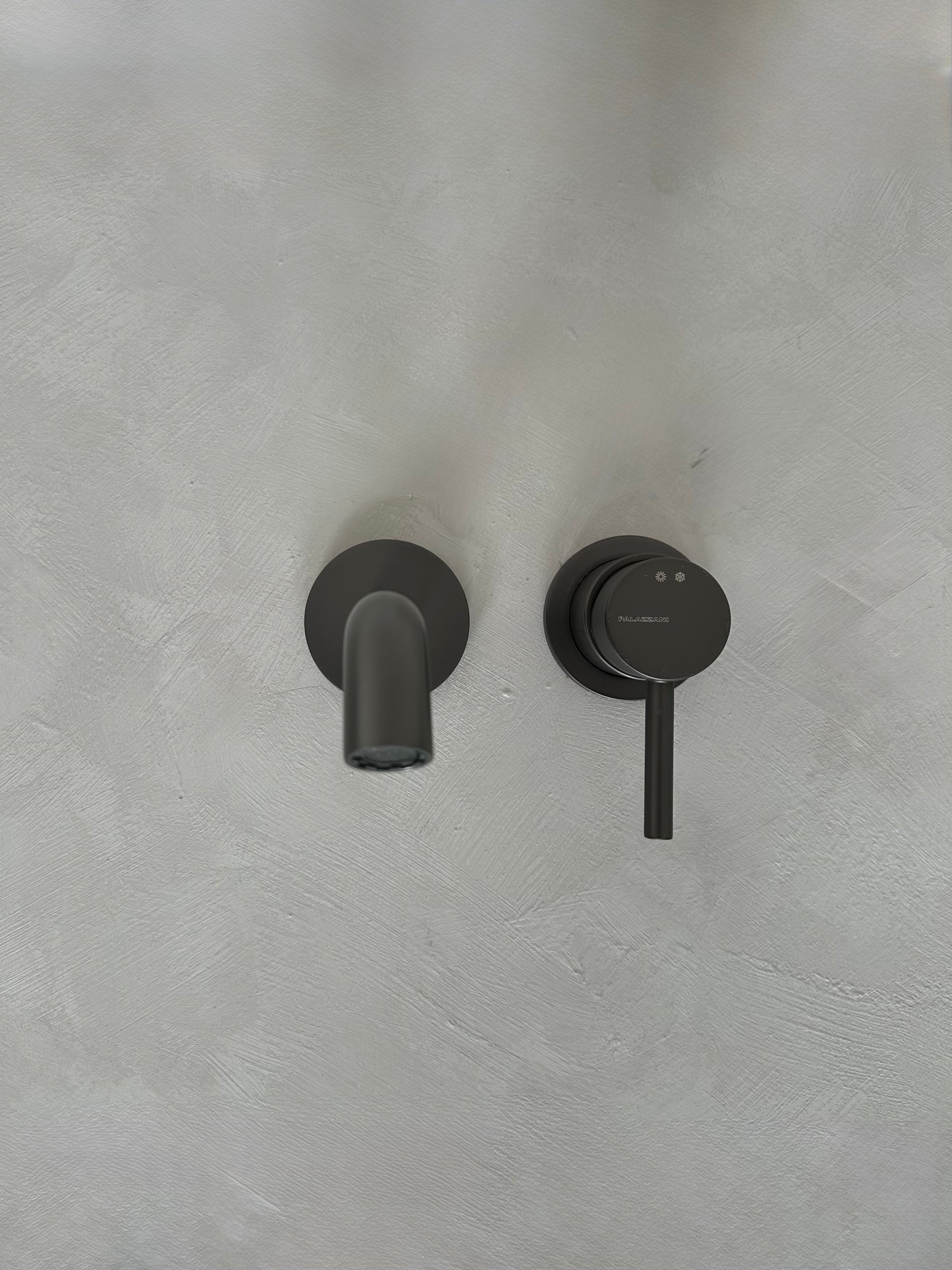 Robinet mural, Brushed Dark Nickel