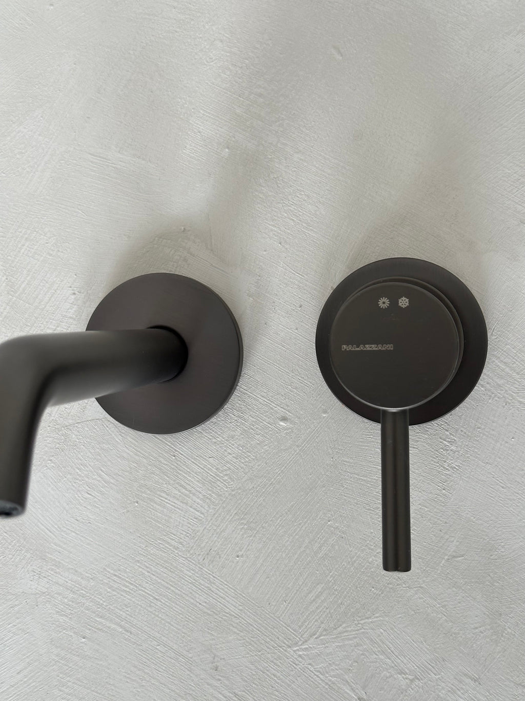 Robinet mural, Brushed Dark Nickel