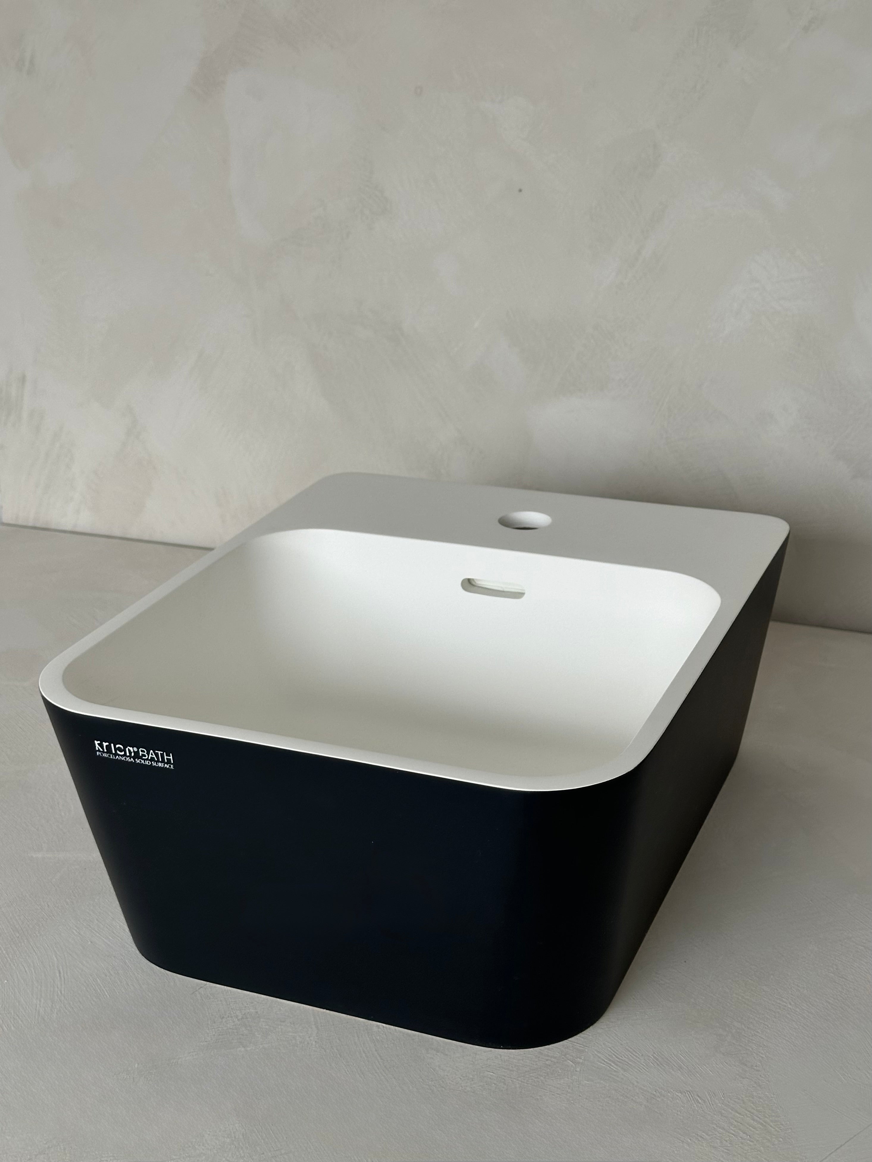 Lavabo mural Krion blanc et noir