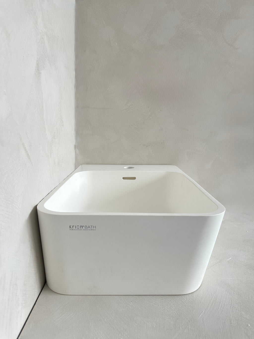 Lavabo mural de coin blanc mat Krion