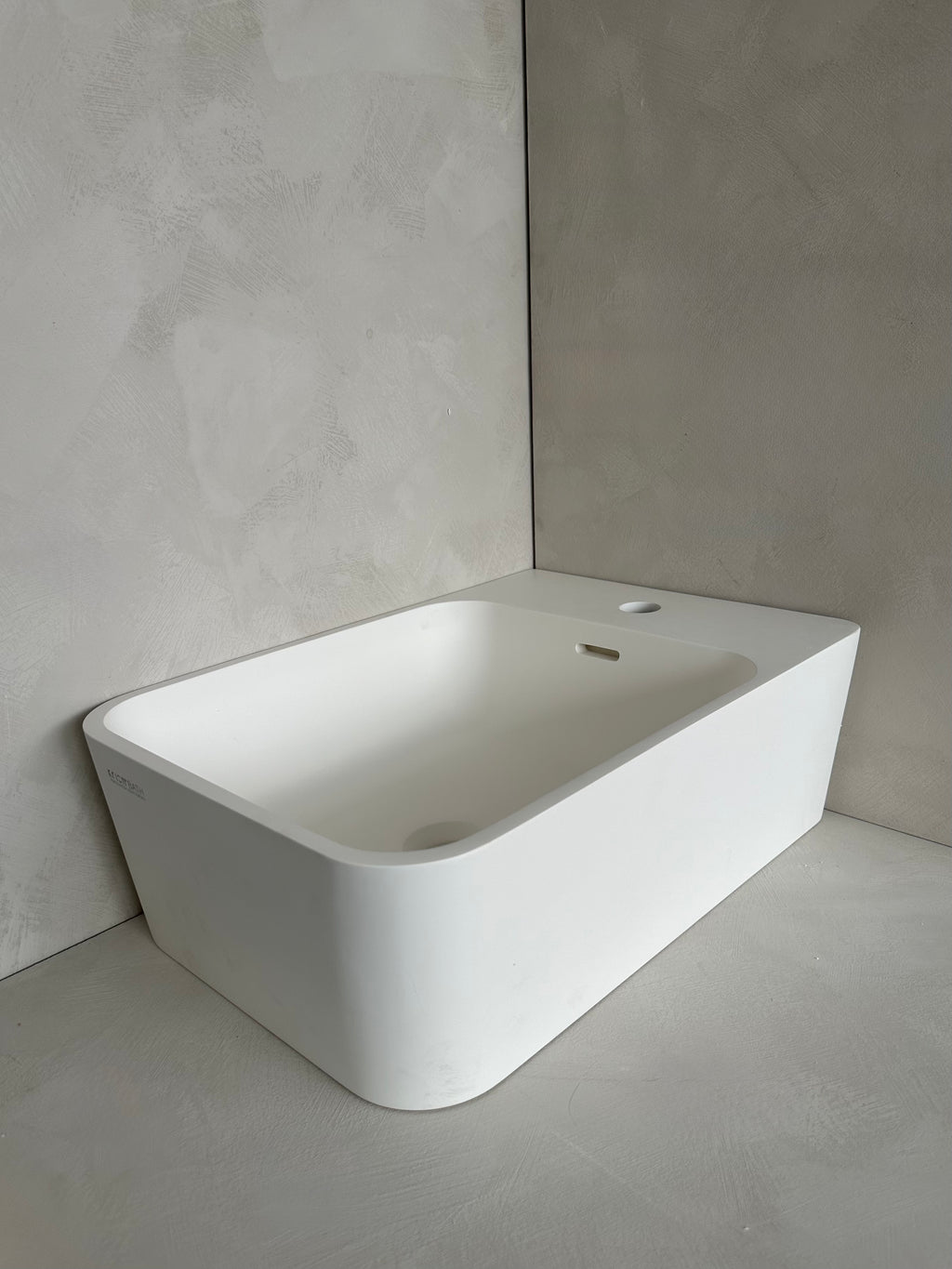 Lavabo mural de coin blanc mat Krion