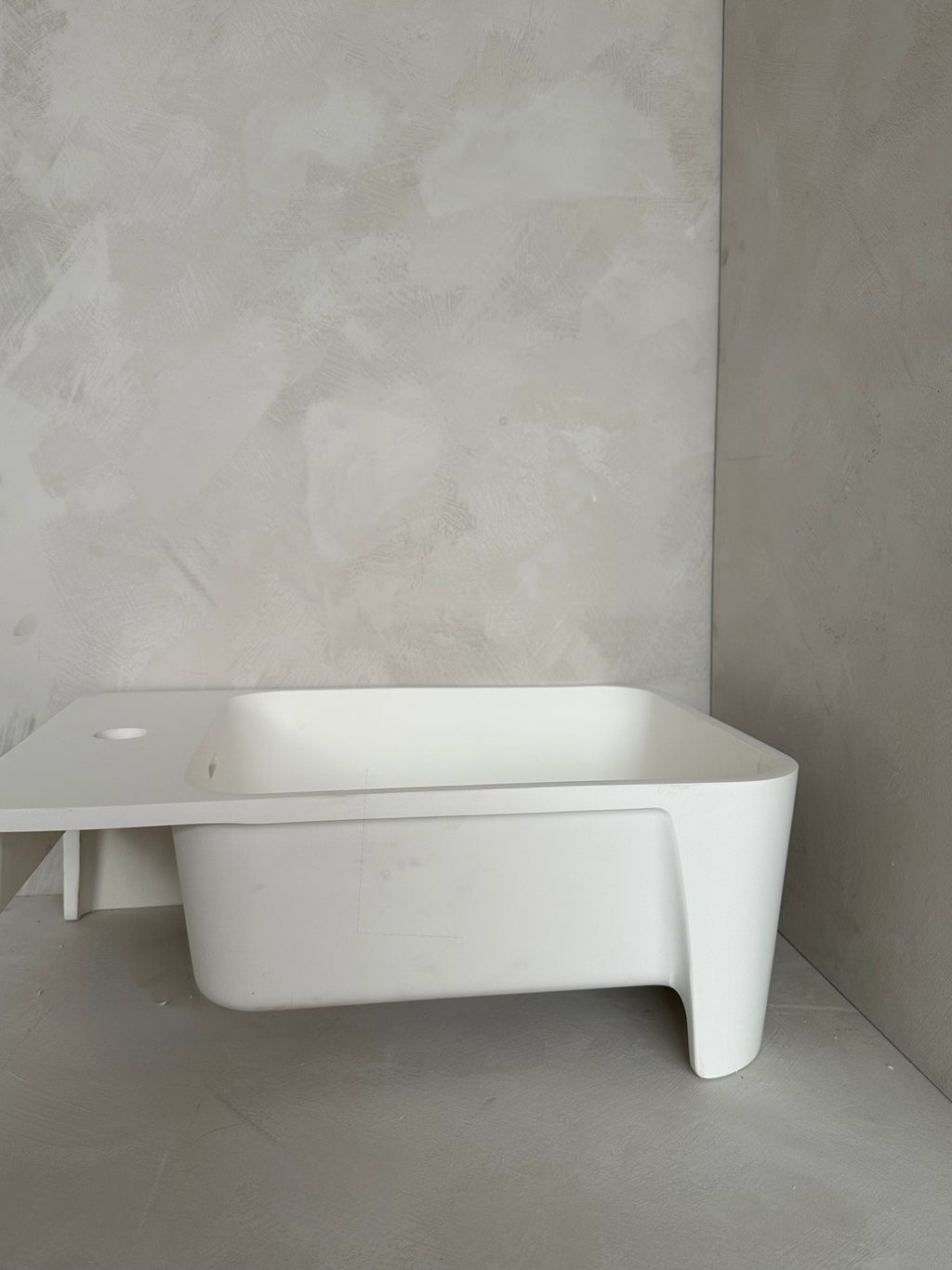 Lavabo mural de coin blanc mat Krion