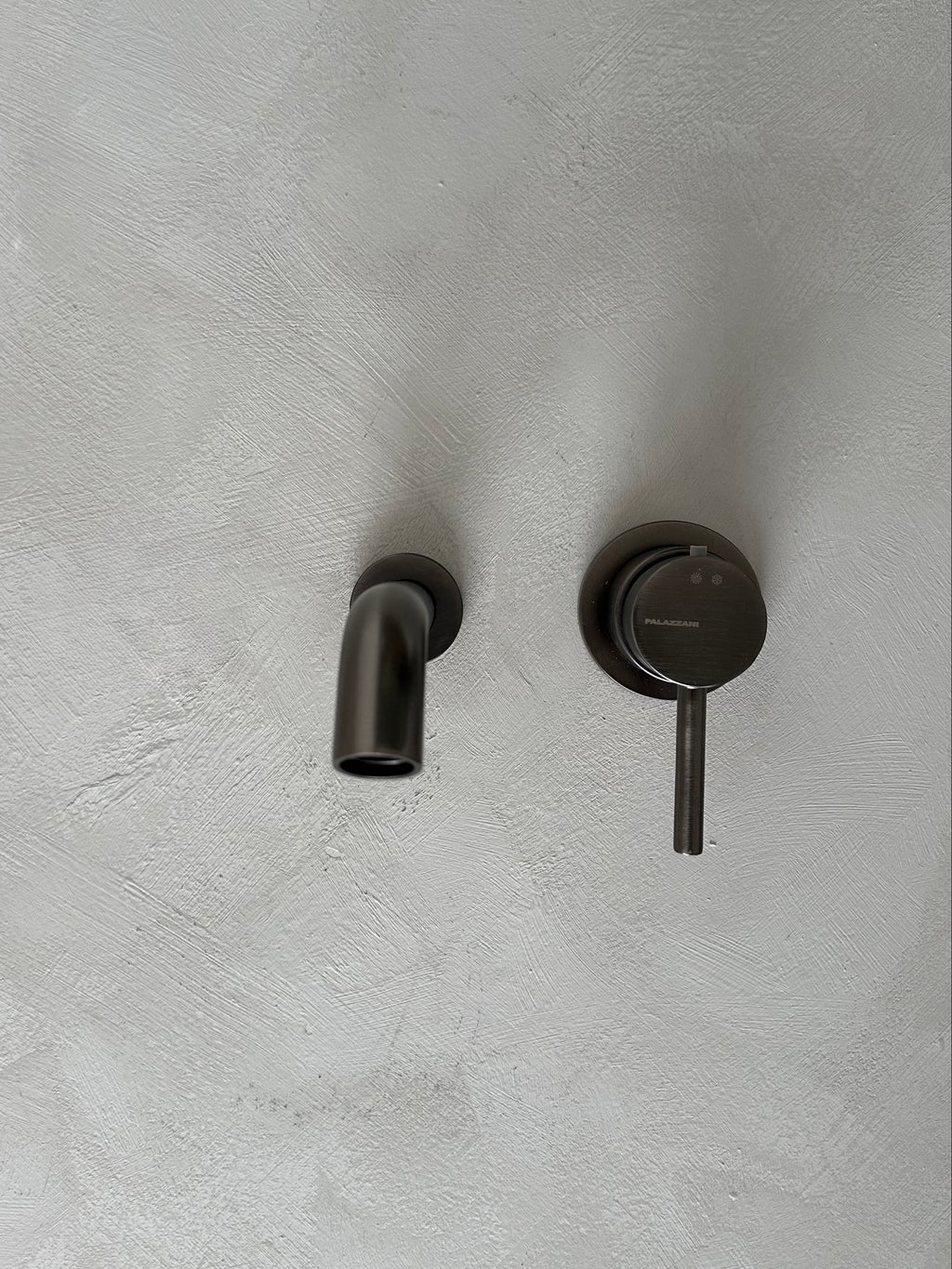 Robinet mural, Brushed Dark Nickel