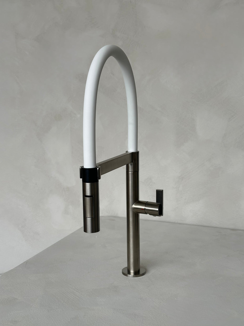 Robinet de cuisine Rubi - Nina fini Inox et silicone blanc mat