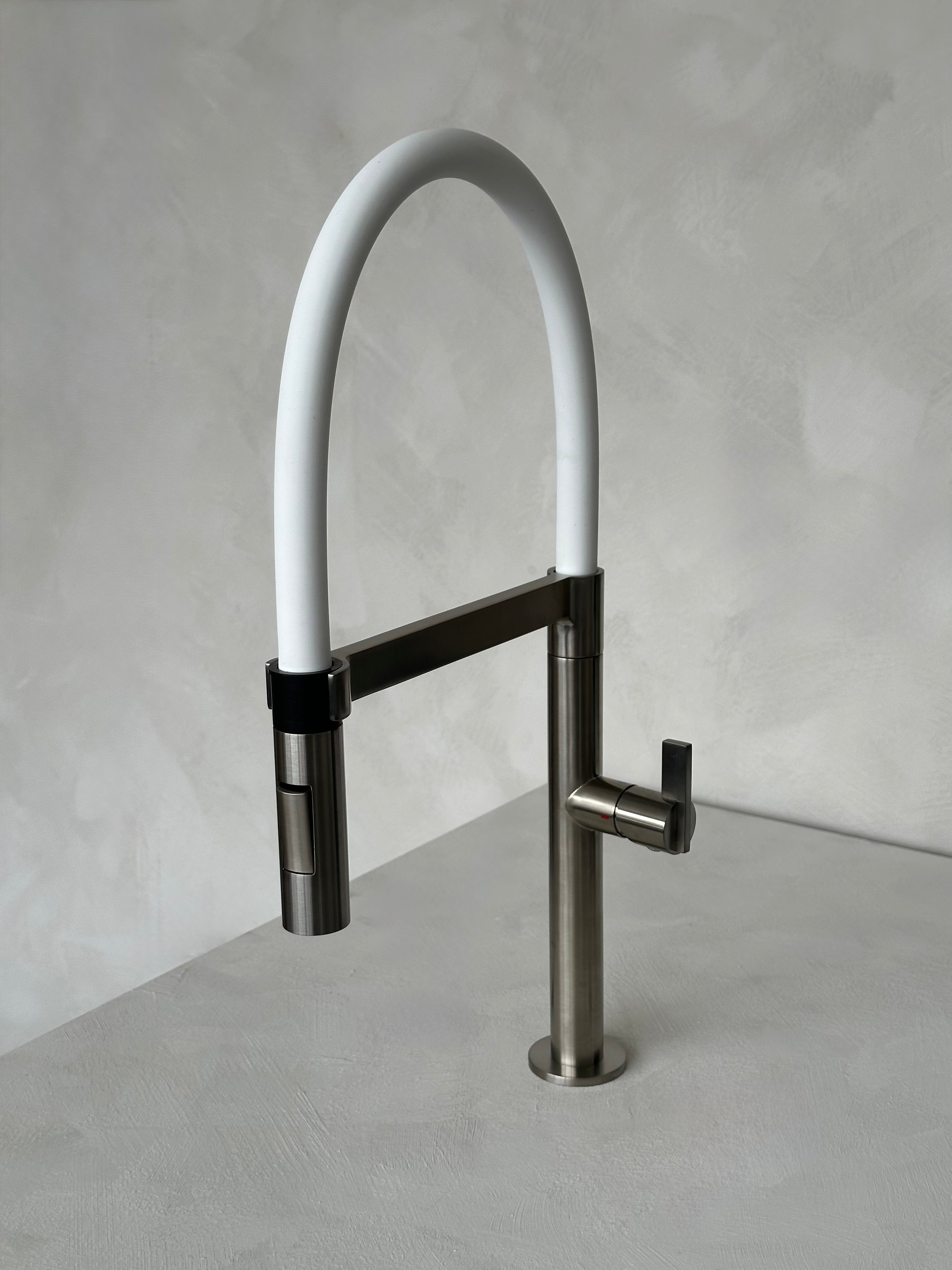 Robinet de cuisine Rubi - Nina fini Inox et silicone blanc mat