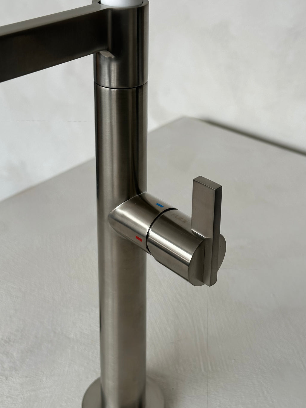 Robinet de cuisine Rubi - Nina fini Inox et silicone blanc mat
