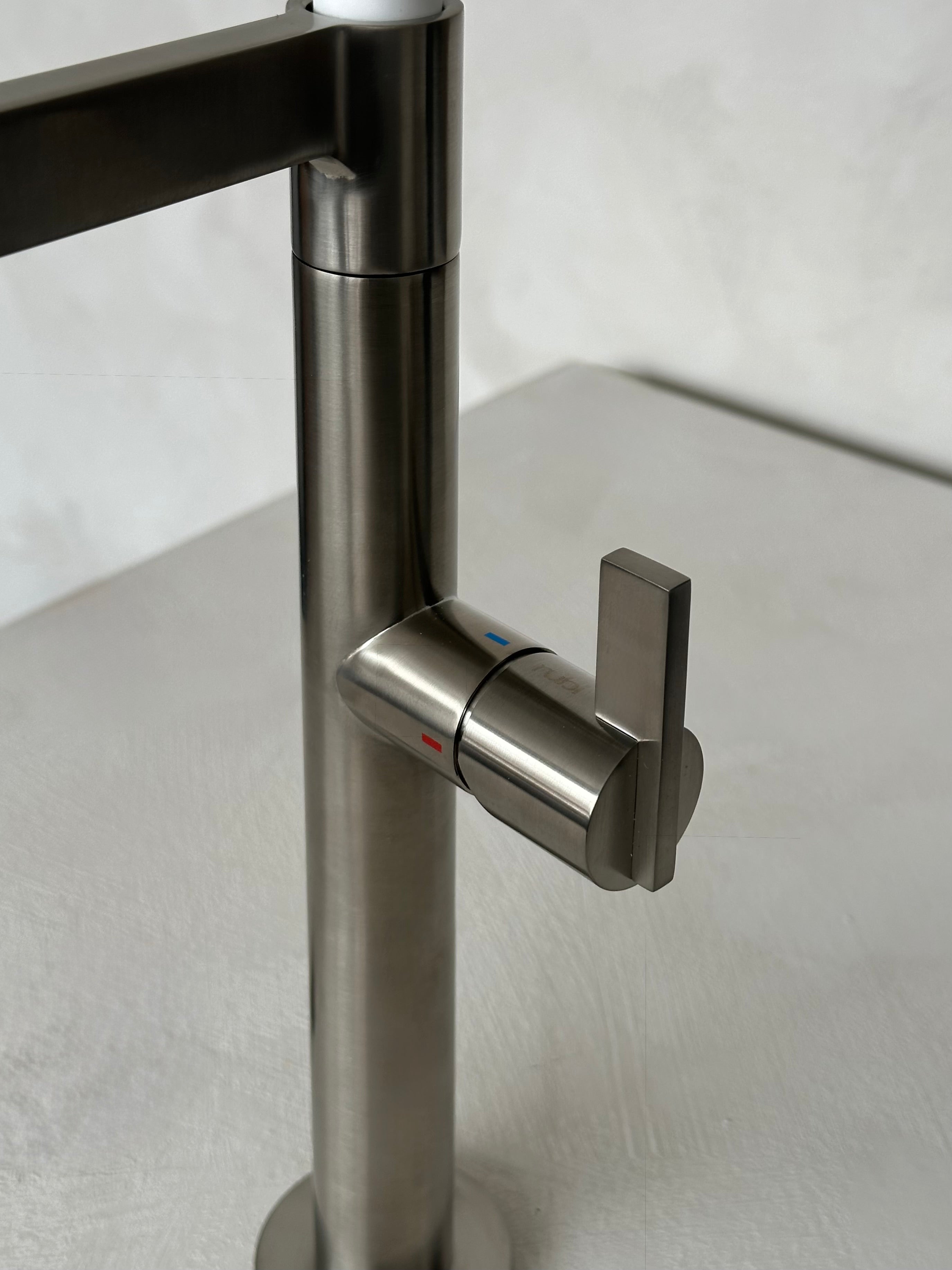 Robinet de cuisine Rubi - Nina fini Inox et silicone blanc mat