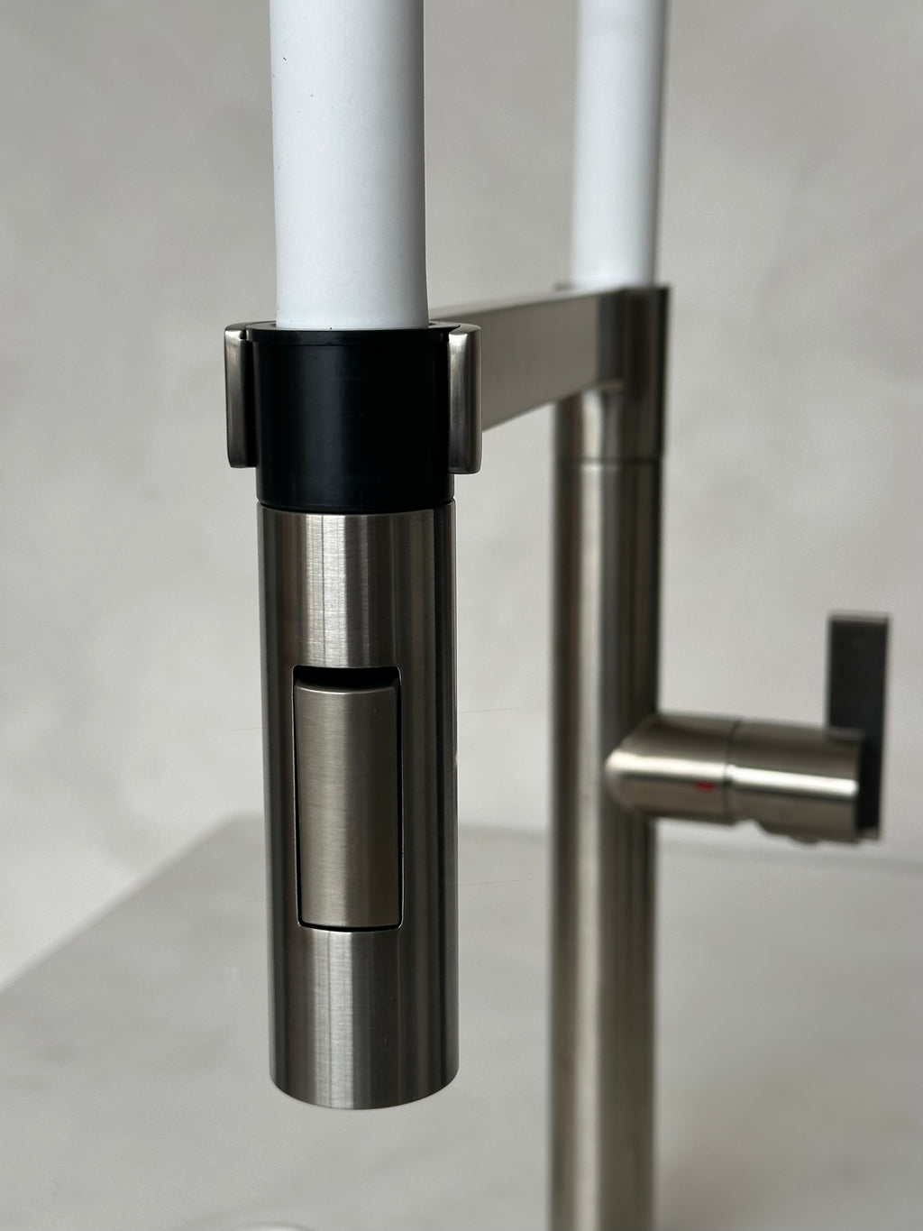 Robinet de cuisine Rubi - Nina fini Inox et silicone blanc mat
