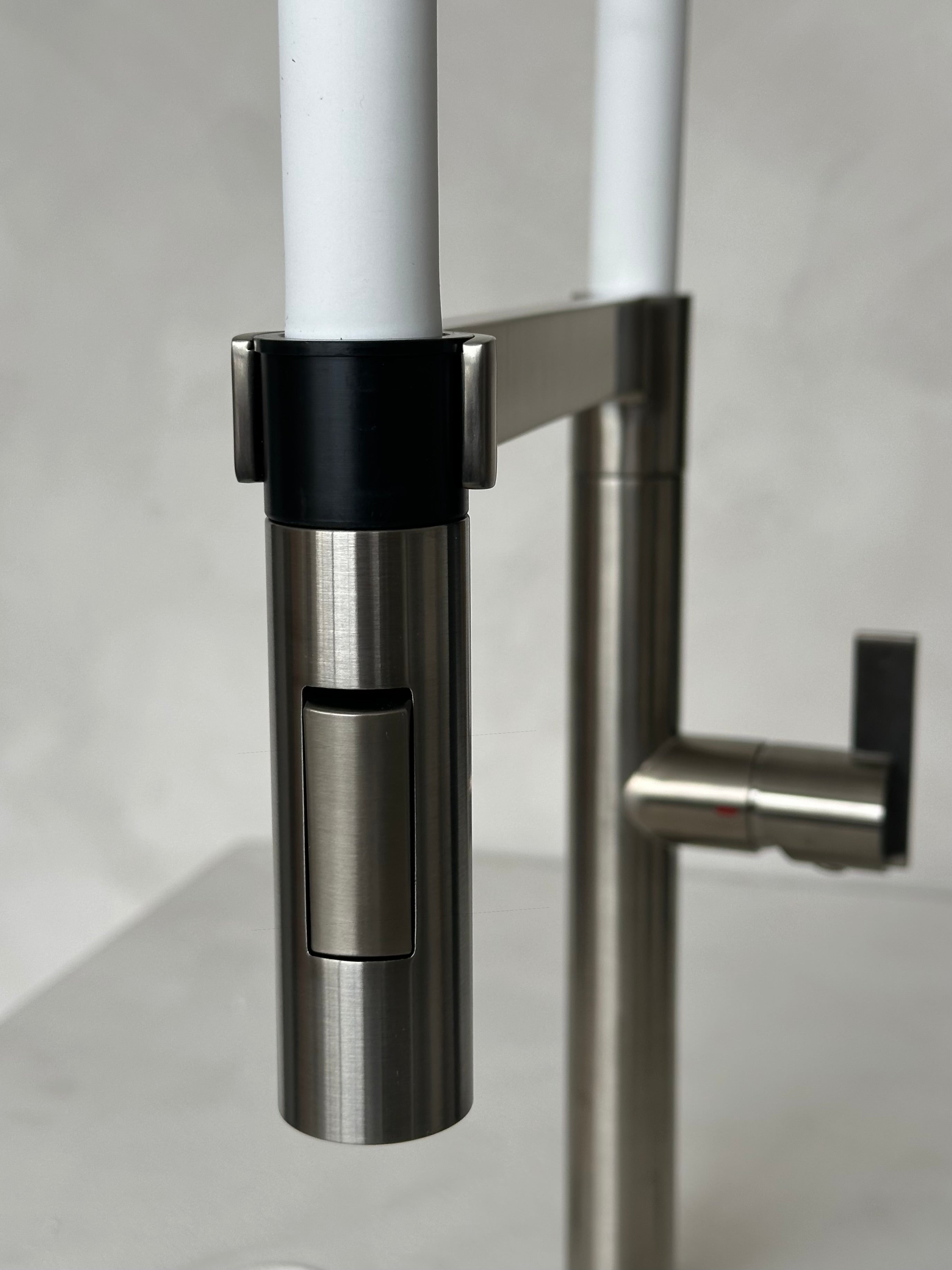 Robinet de cuisine Rubi - Nina fini Inox et silicone blanc mat