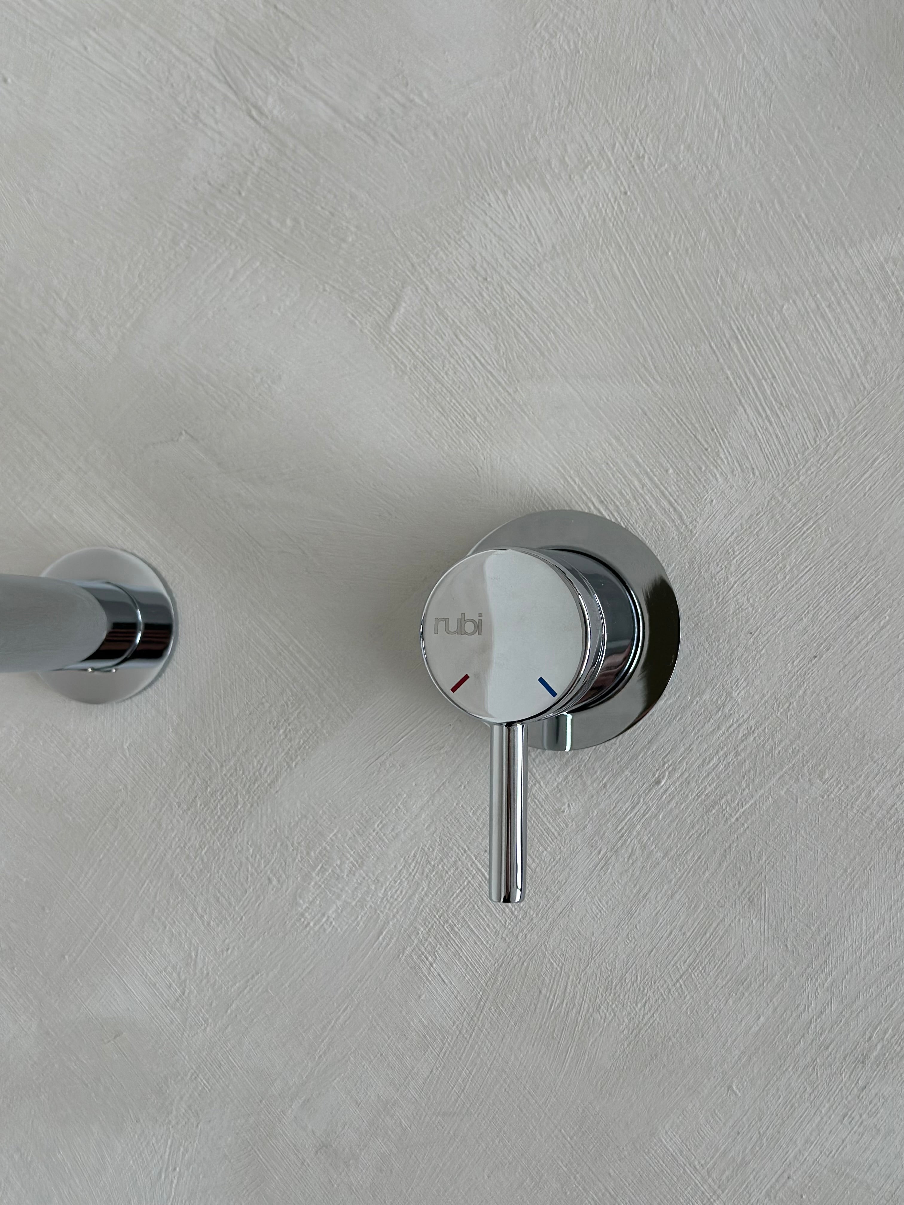 Robinet chrome mural